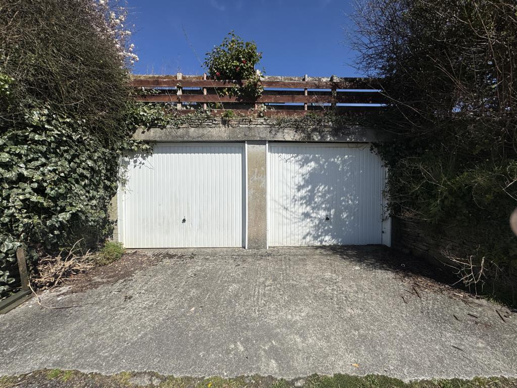 Lot: 118 - DETACHED BUNGALOW FOR IMPROVEMENT - Garage block
